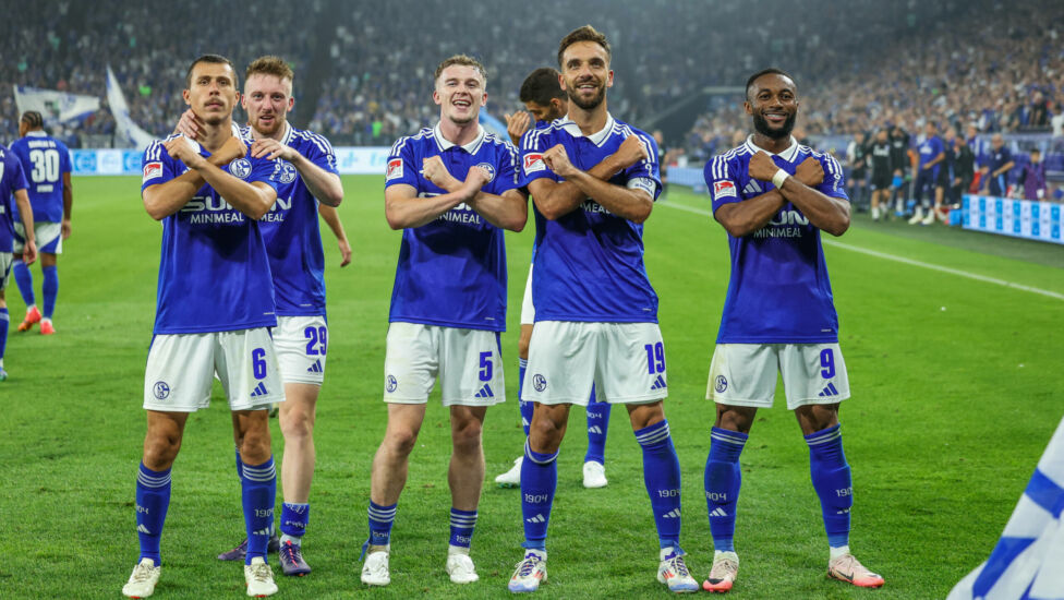 Der deutsche Fußball-Zweitligist Schalke 04 ist mit einem klaren Heimsieg gegen Eintracht Braunschweig in die neue Saiso
