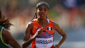 Die Niederländerin Sifan Hassan hat am Sonntag den hügeligen Hitze-Olympiamarathon in Paris gewonnen