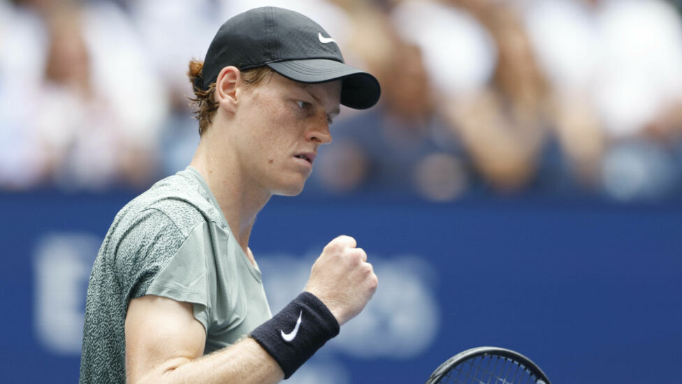 Im Gegensatz zu anderen gescheiterten Mitfavoriten hat Jannik Sinner souverän den Einzug ins Achtelfinale der US Open fi