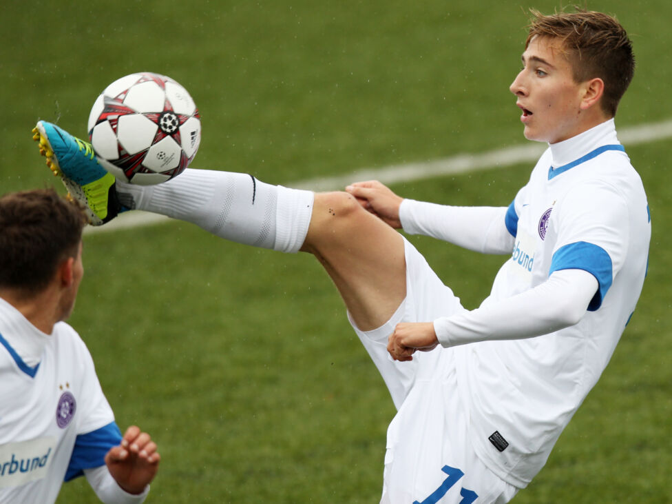 4. April 2014: Zwei Tage vor dem Derby prügeln Rapid-Fans Austria-Youngster Valentin Grubeck krankenhausreif