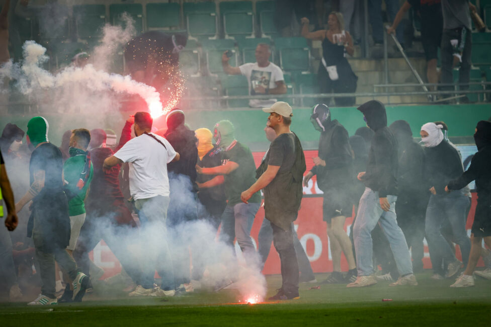 22. September 2024: Pyrotechnik aus dem Austria-Sektor landet im Familien-Sektor von Rapid und löst einen Zusammenprall 
