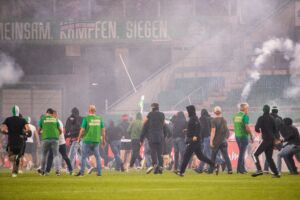 Das 343. Wiener Derby wurde von schweren Ausschreitungen der Rapid- und Austria-Fans überschattet
