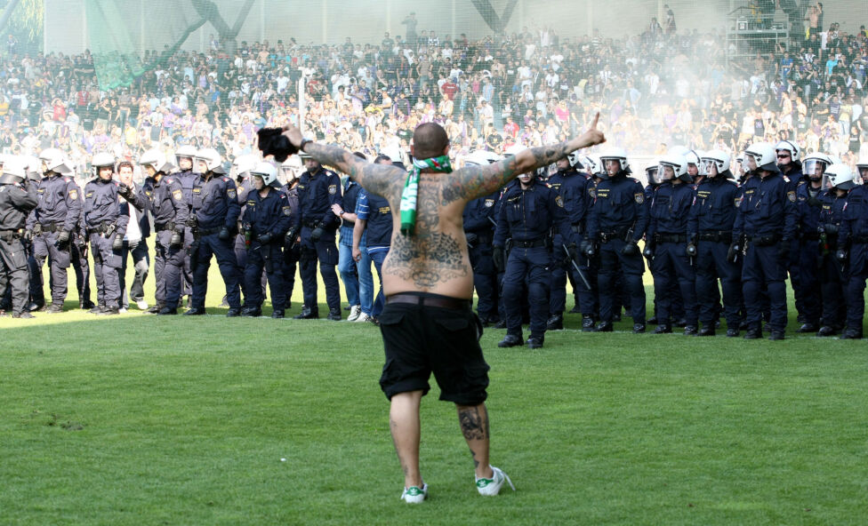 Schwere Ausschreitungen haben das 343. Wiener Derby zwischen dem SK Rapid und der Wiener Austria überschattet: Ein Rückb