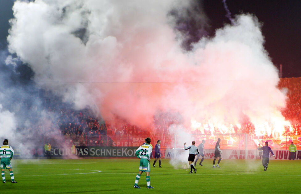 22. Oktober 2005: Rapid-Fans attackieren Austria-Keeper Joey Didulica, der Rapid-Stürmer Axel Lawaree beim letzten Derby