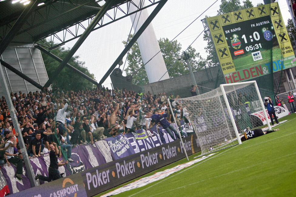 24. August 2008: Austria-Fans verletzen Rapid-Keeper Georg Koch mit einem Feuerwerkskörper