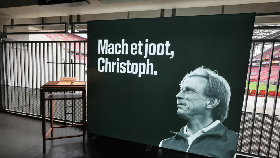 Viel Prominenz aus der Fußballwelt und Tausende Fans haben am Donnerstag Abschied vom verstorbenen Trainer Christoph Dau