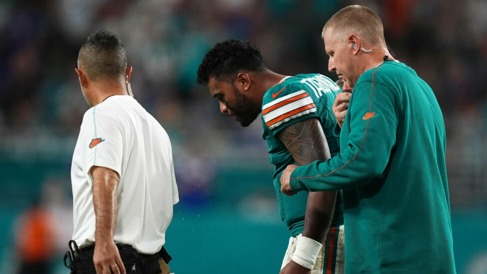 Nach seiner dritten Gehirnerschütterung in drei Jahren wird Footballstar Tua Tagovailoa von den Miami Dolphins für einig