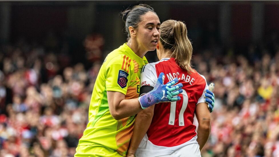 Arsenal hat mit ÖFB-Torfrau Manuela Zinsberger zum Start der englischen Women's Super League ein 2:2-Remis gegen Vizemei
