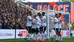 Liverpool liegt in der englischen Fußball-Premier-League weiter voran: Die Reds setzten sich am Samstag bei Oliver Glasn