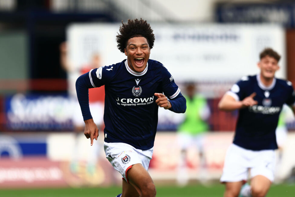 ÖFB-Legionär Oluwaseun Adewumi hat Dundee FC mit einem Traumtor zu einer 2:0-Führung gegen Kilmarnock FC geschossen