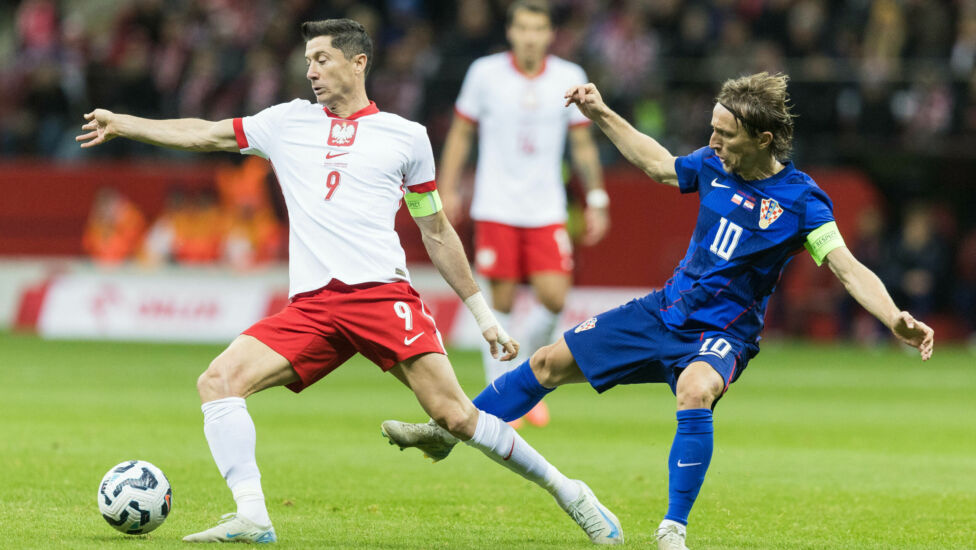 Der WM-Dritte Kroatien hat in einem turbulenten Spiel in Polen den vorzeitigen Einzug ins Viertelfinale der Fußball-Nati