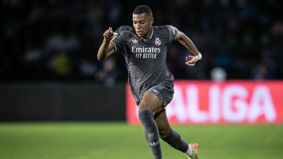 Von den ungemütlichen Tagen inklusive "schockierender" Medienberichte ließ sich Kylian Mbappe am Wochenende nichts anmer