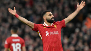Der FC Liverpool hat nach einem Patzer des englischen Fußball-Meisters Manchester City die Tabellenführung in der Premie