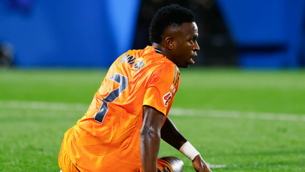 Stürmer Vinicius Junior vom spanischen Fußball-Rekordmeister Real Madrid hat sich einen Muskelfaserriss im hinteren Ober