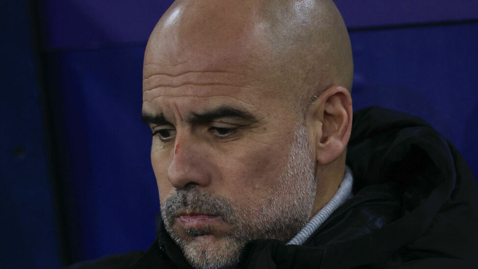 Pep Guardiola war gezeichnet: Mit Sorgenfalten auf der Stirn und einem Cut auf der Nase suchte der Startrainer von Manch