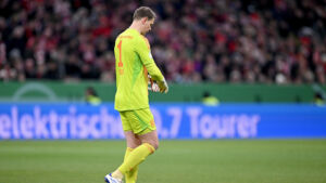 Deutschlands Rekord-Fußballtorhüter Manuel Neuer wird sich wohl noch länger an das Achtelfinal-Aus im DFB-Pokal-Schlager
