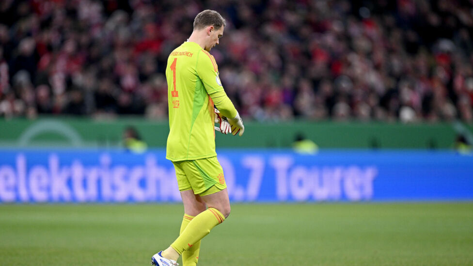 Deutschlands Rekord-Fußballtorhüter Manuel Neuer wird sich wohl noch länger an das Achtelfinal-Aus im DFB-Pokal-Schlager