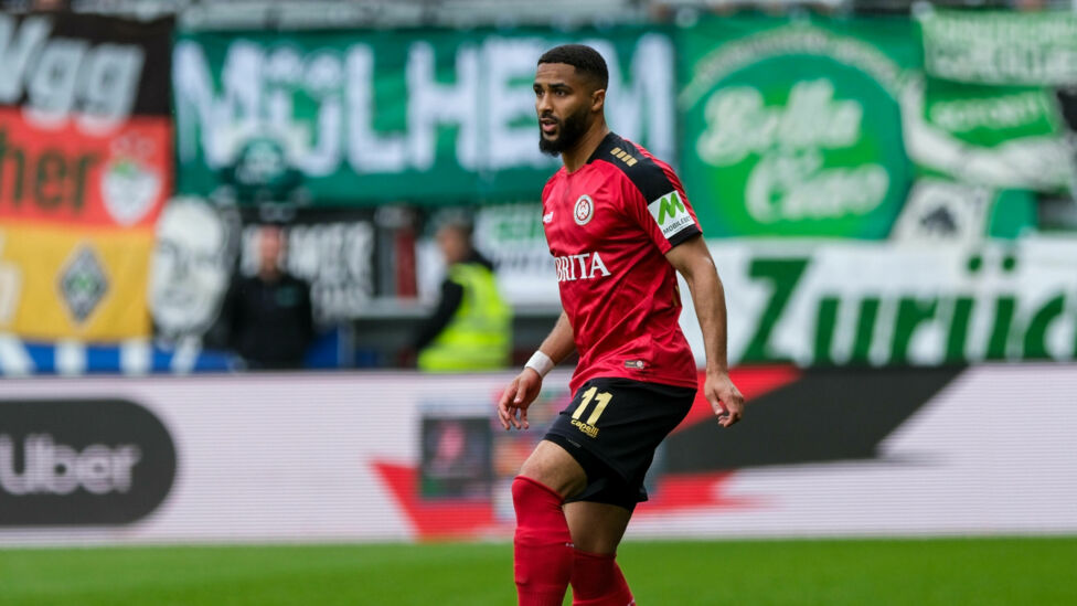 Fußball-Bundesligist Austria Klagenfurt hat sich am Sonntag mit dem ehemaligen englischen Nachwuchs-Teamspieler Keanan B