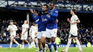 Der FC Everton hat nur wenige Stunden nach der Entlassung von Cheftrainer Sean Dyche den Aufstieg im FA Cup fixiert