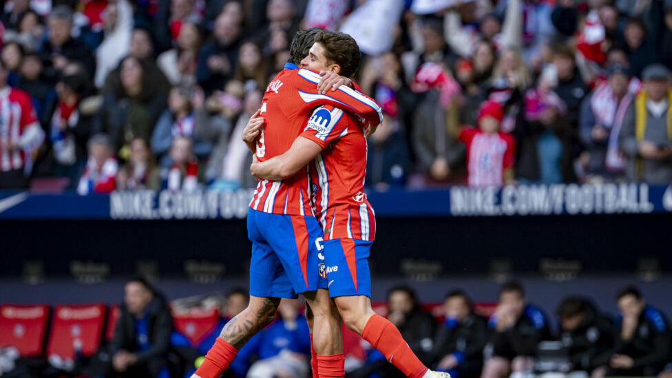 Atletico Madrid hat den Saudi-Arabien-Trip des Stadtrivalen Real genutzt und die Tabellenführung in La Liga übernommen