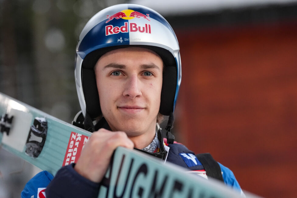 Der Goldene Adler oben im Regal über dem Fernseher setzt bei Daniel Tschofenig regelmäßig Glücksgefühle frei. "Ich freue