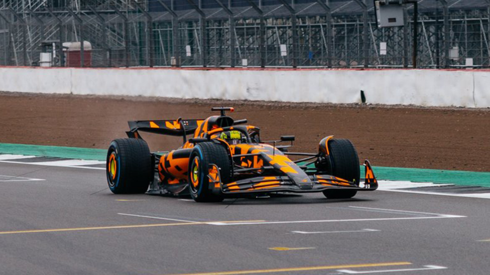 Das Weltmeisterteam McLaren hat als erster Formel-1-Rennstall seinen Boliden für die im März beginnende Saison präsentie