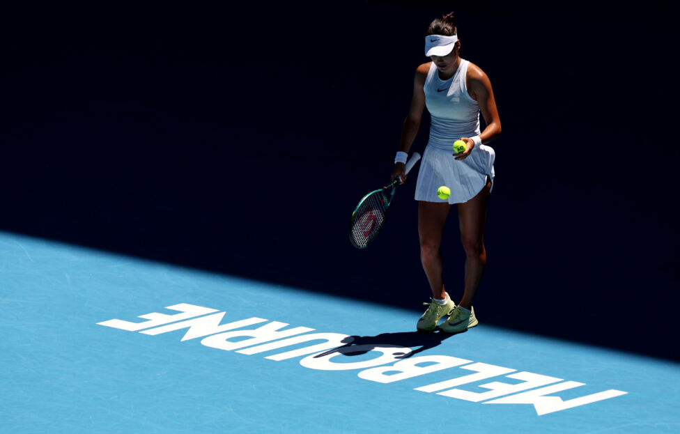 Die britische Tennisspielerin Emma Raducanu ist während ihrer Zweitrundenpartie beim Turnier in Dubai augenscheinlich we