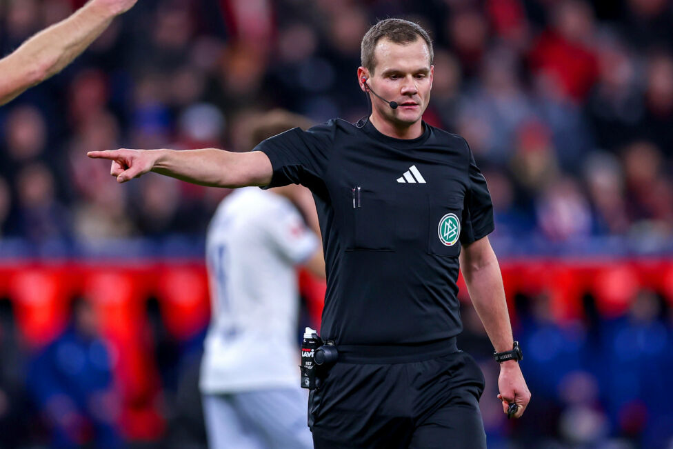 Historischer Moment in der Deutschen Bundesliga: Im Spiel Bayer Leverkusen gegen Hoffenheim hatte Schiedsrichter Robin B