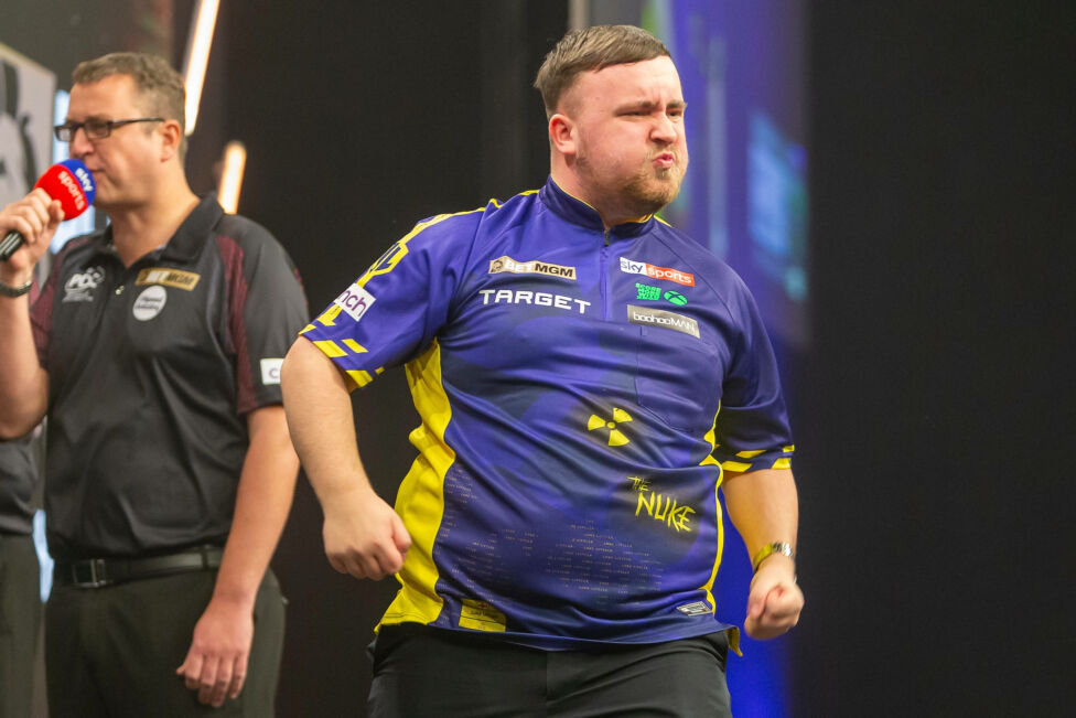 Darts-Weltmeister Luke Littler hat an einem kontroversen Abend seinen ersten Sieg in der diesjährigen Premier League ein