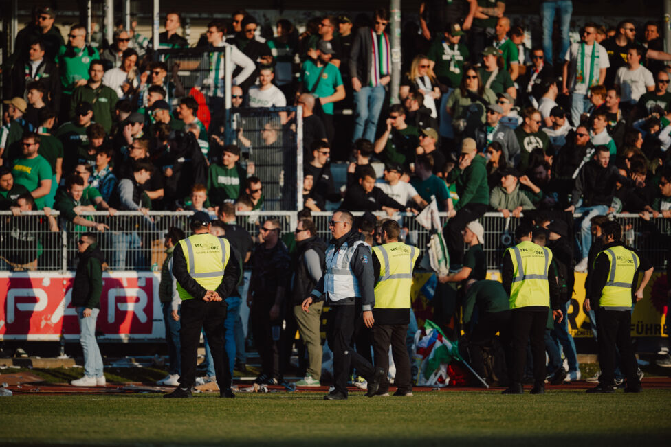 Der SK Rapid hat nach den Ausschreitungen im Bundesligaspiel am Sonntag in Hartberg drei Hausverbote ausgesprochen