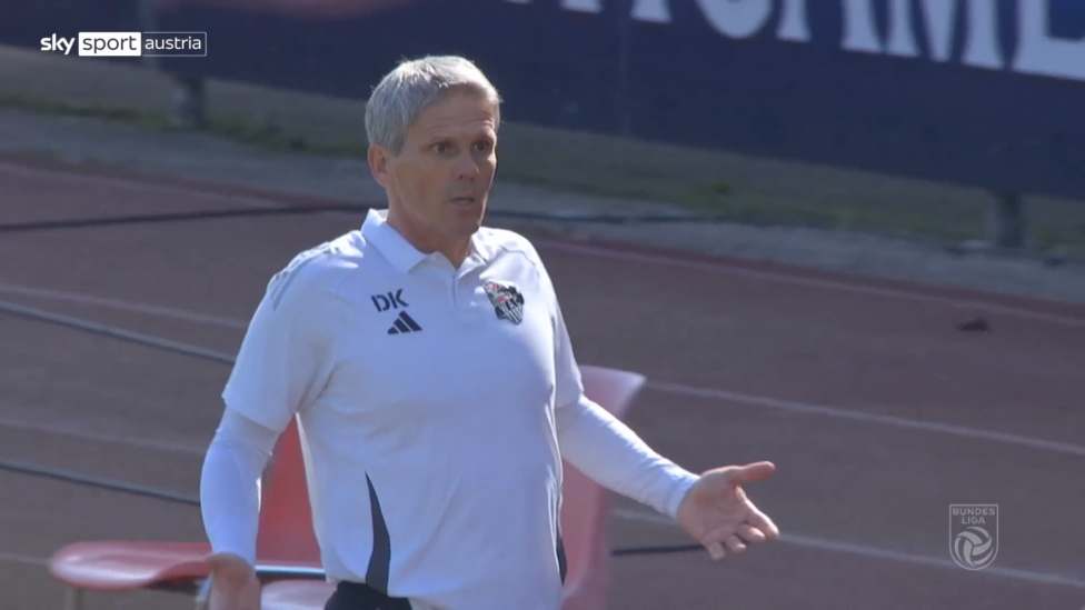 Kuriose Szene beim Bundesligaspiel zwischen dem Wolfsberger AC und Sturm Graz: WAC-Coach Dietmar Kühbauer musste nach zw
