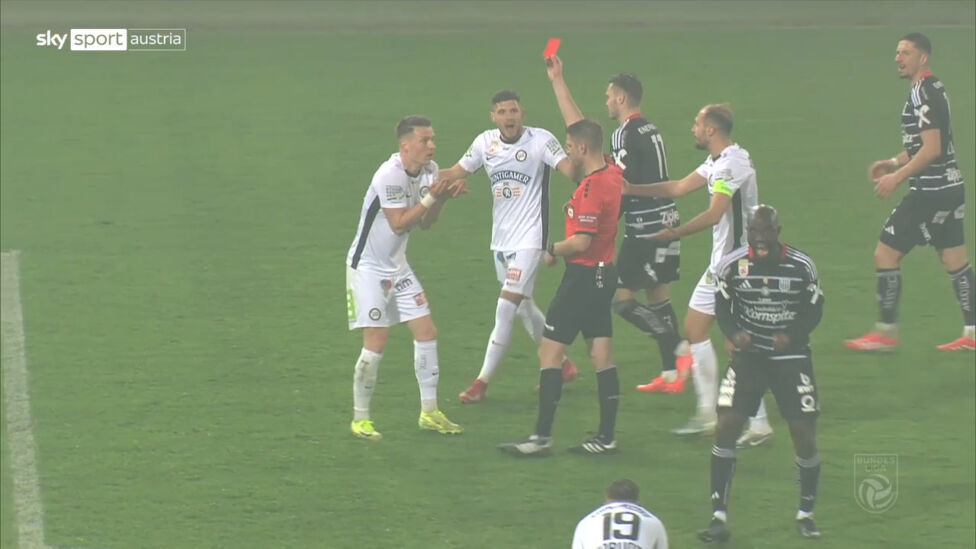 Meister Sturm Graz schwächt sich gegen den LASK selbst: Dimitri Lavalee muss nach einem Foul an Samuel Adeniran vom Feld