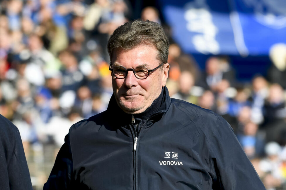 Dieter Hecking bleibt auch über die Saison hinaus Trainer des VfL Bochums - falls der Abstiegskandidat den Klassenerhalt