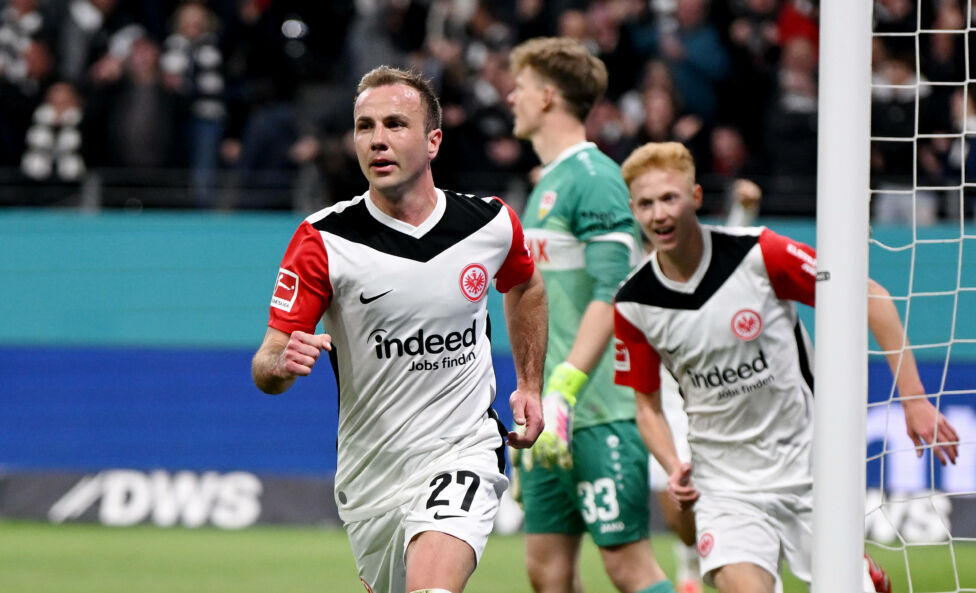Trainer Dino Toppmöller schloss seinen entkräfteten Matchwinner Mario Götze in den Arm. Durch seinen Siegtreffer beim 1: