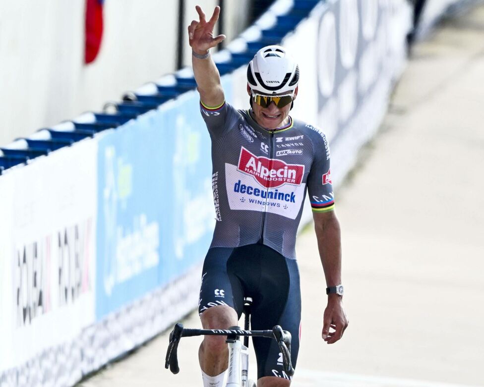 Der Niederländer Mathieu van der Poel hat zum dritten Mal in Serie den Radklassiker Paris-Roubaix gewonnen.