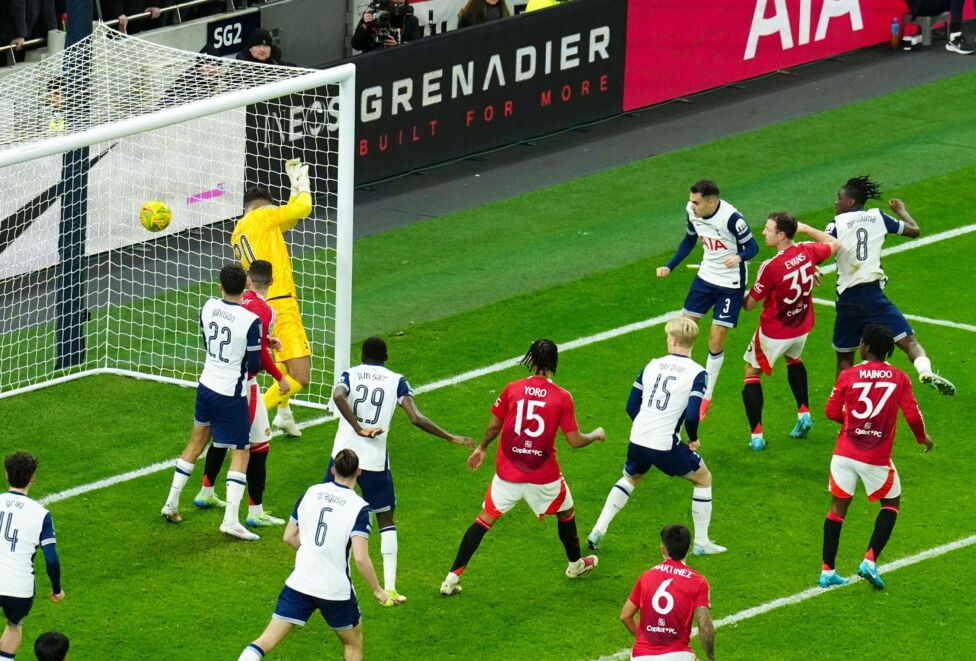 Der Treffer von Jonny Evans zum 4:3 kommt zu spät (90. + 4)