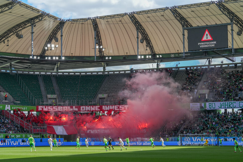 Der deutsche Fußball-Bundesligist SC Freiburg muss aufgrund von mehreren Pyroaktionen seiner Fans tief in die Tasche gre