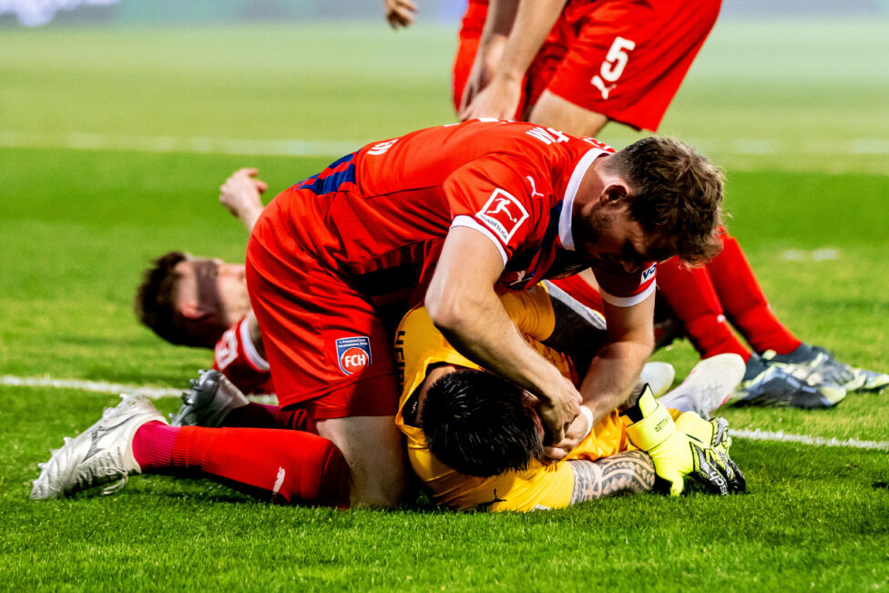 Tormann Kevin Müller vom 1. FC Heidenheim hat sich am Freitagabend bei einem heftigen Zusammenprall im Spiel der Bundesl