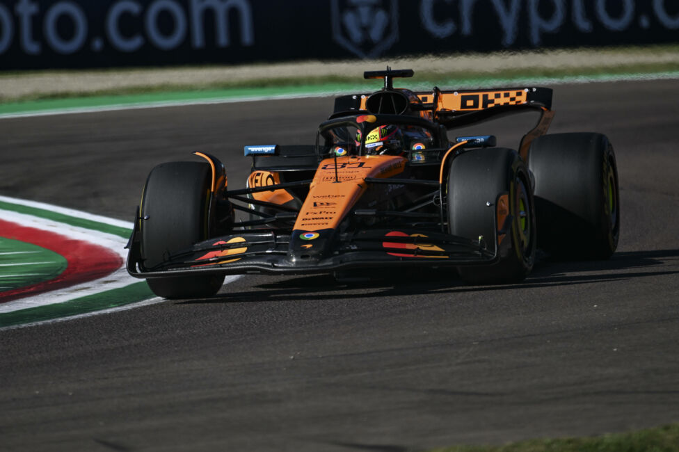 McLaren-Überflieger Oscar Piastri hat am Trainingsfreitag der Formel 1 in Imola erneut die Muskeln spielen lassen und fü