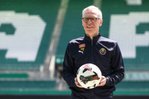 Der neue Rapid-Trainer Peter Stöger spricht im exklusiven Sky-Interview über seine neue Aufgabe und vieles mehr