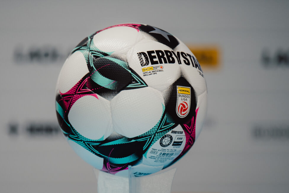 Die österreichische Fußball-Bundesliga und Ausrüster Derbystar haben den neuen Ball für die Saison 2025/26 präsentiert