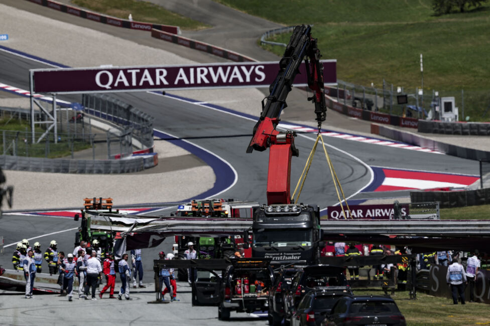 Vor dem Großen Preis von Österreich in der Formel 1 ist ein großer Metall-Werbebanner auf den Red-Bull-Ring in Spielberg