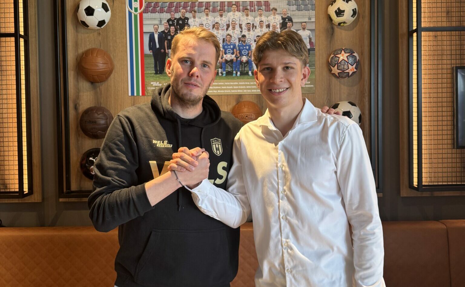 Sportvorstand Rene Swete mit Neuzugang Michael Brugger. © Hertha Wels