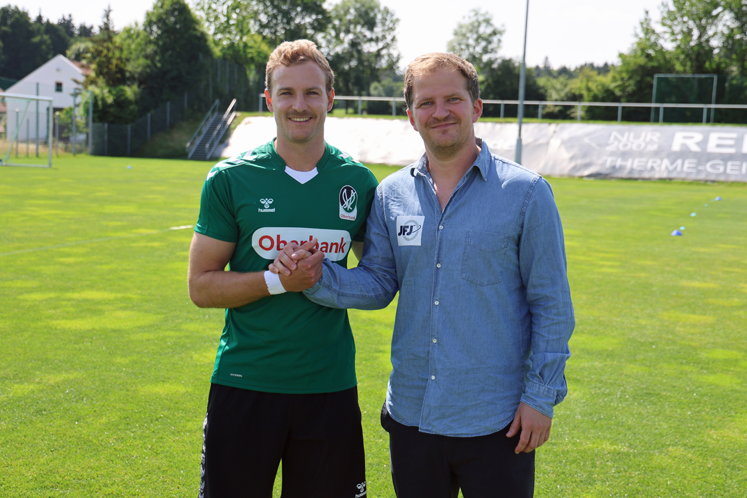 Jonathan Scherzer (hier im Bild mit Wolfgang Fiala) unterschreibt bei der SV Ried | Bild: SVR/Schröckelsberger
