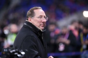 Nach dem Zwangsabstieg von Olympique Lyon gehen die Fans des früheren Serienmeisters gegen Eigentümer John Textor auf di