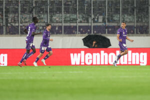 Die Wiener Austria hat in der 2. Runde der Conference-League-Qualifikation einen deutlichen Sieg im Hinspiel gegen den F