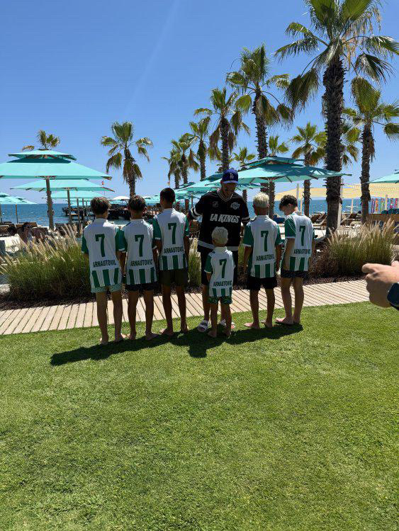 Marko Arnautovic im Urlaub mit kleinen Rapid-Fans