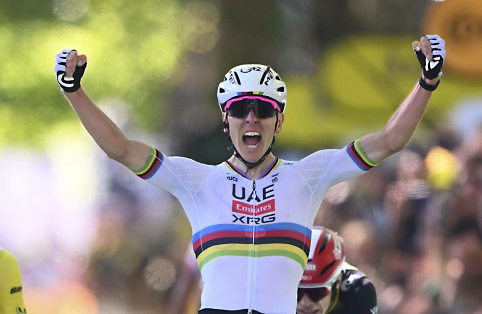 Tadej Pogacar jubelt nach dem Sieg bei der vierten Etappe der Tour de France 2025