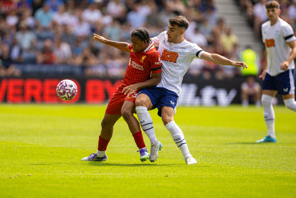 Mit emotionalem Gedenken, unendlicher Trauer und einem unspektakulären Sieg ist dem FC Liverpool der komplizierte erste 