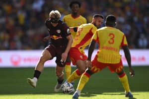 Nationalteamspieler Xaver Schlager ist nach seinem im Training erlittenen Nasenbeinbruch bereits wieder auf den Platz zu